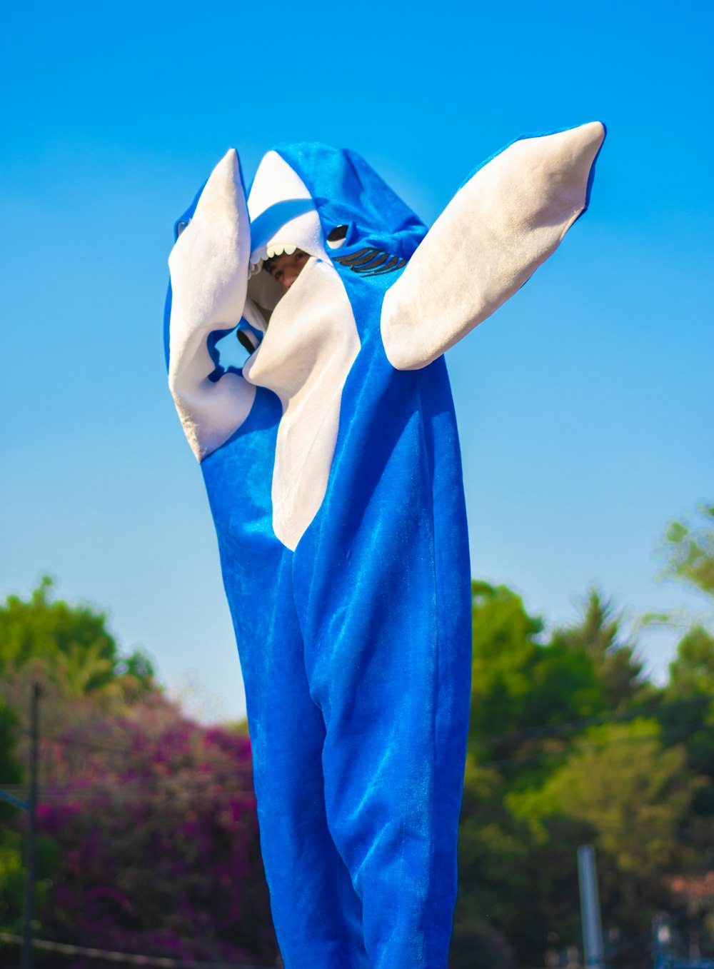 blue and white bird shaped balloon