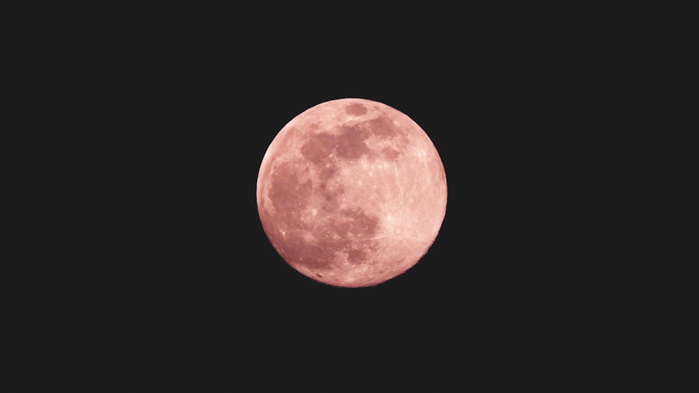 Roter Mond auf schwarzem Hintergrund