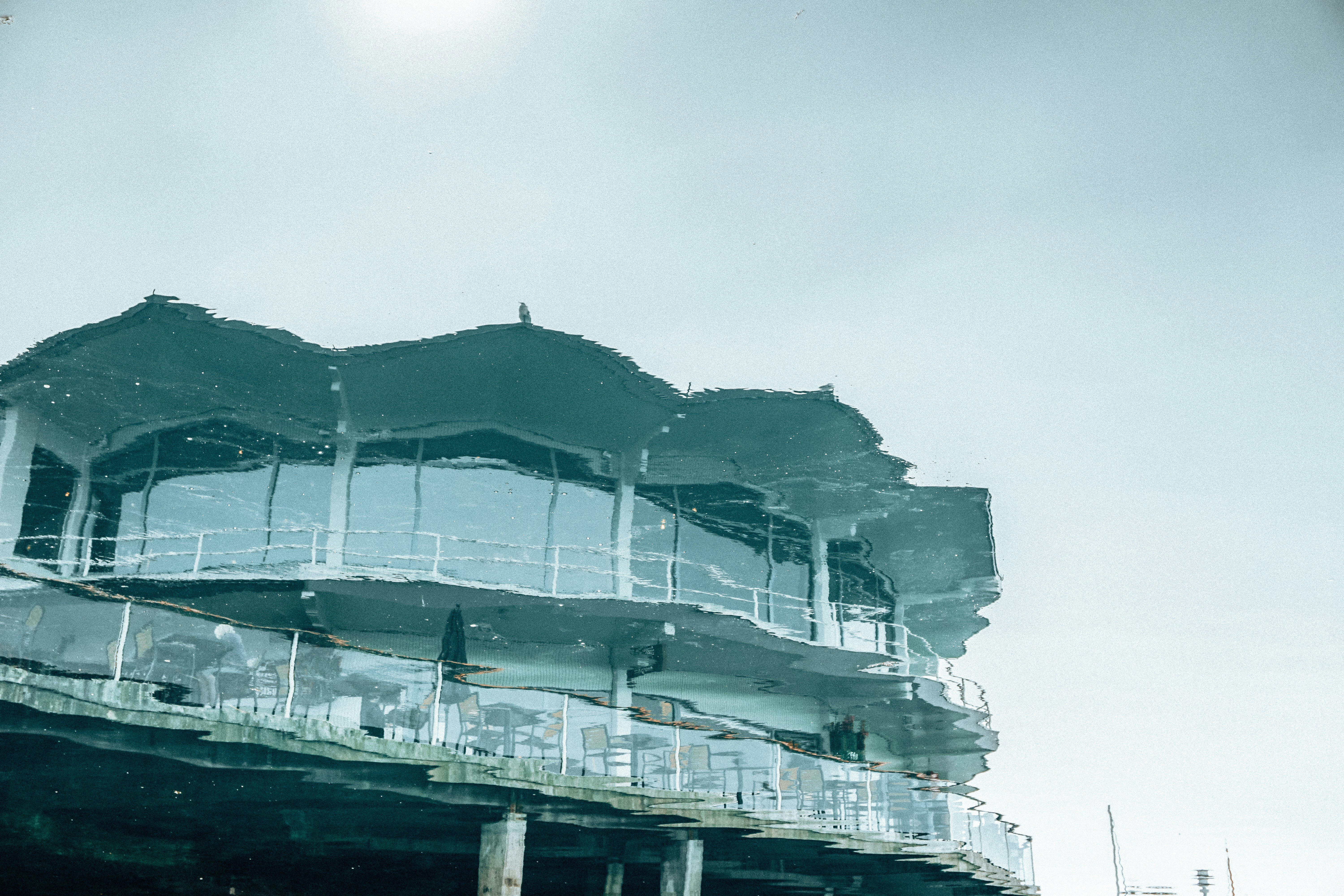 Barco blanco y negro en el mar