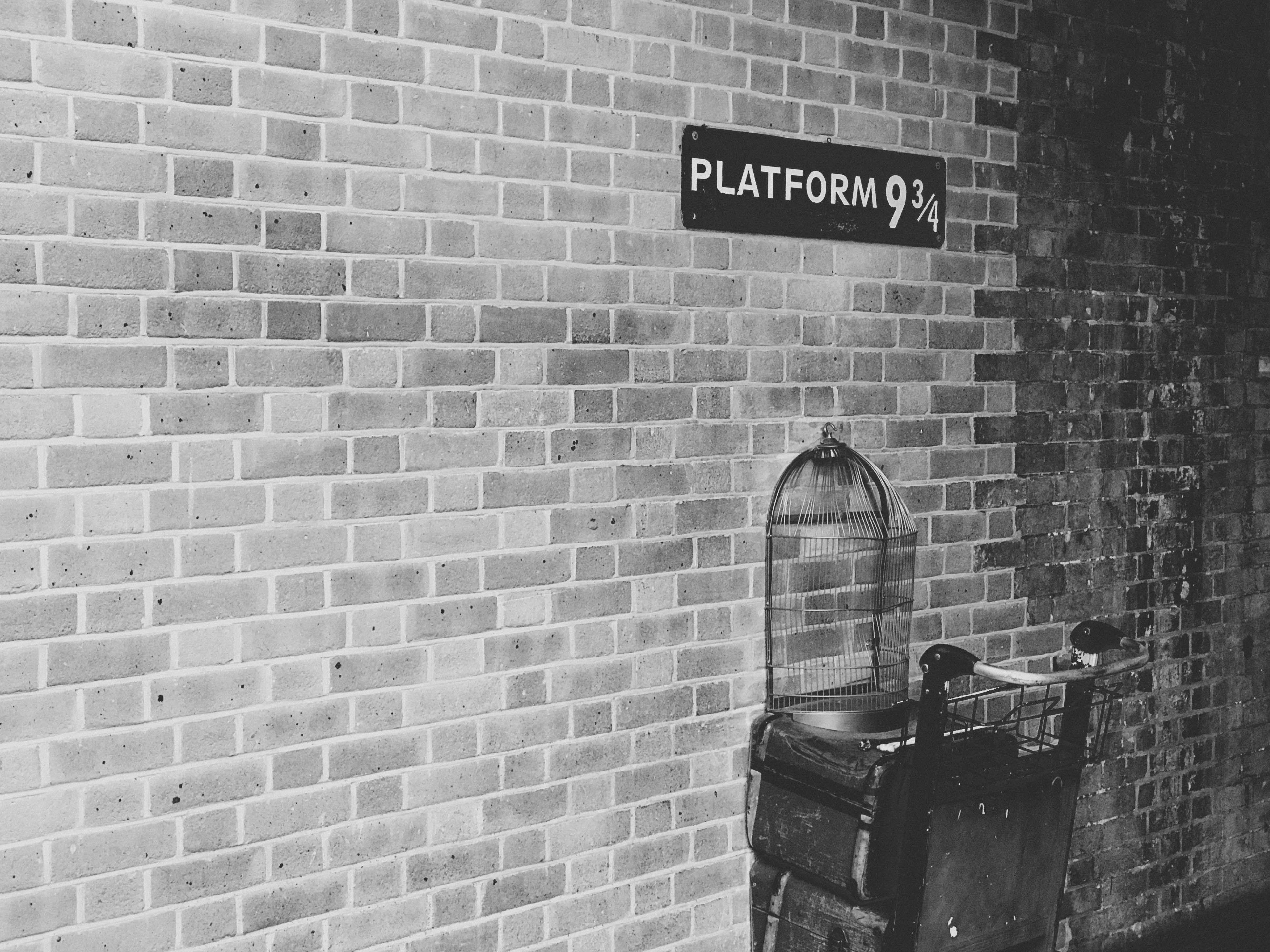 レンガの壁のグレースケール写真の写真 Unsplashで見つけるグレーの無料写真