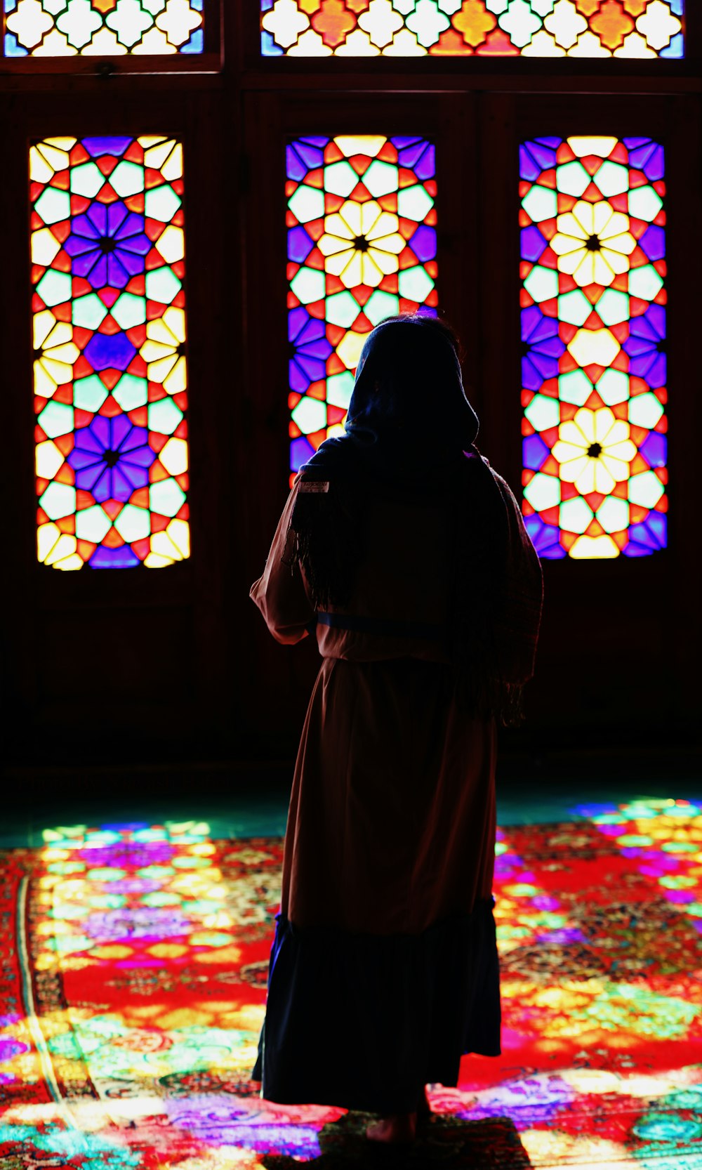 femme en hijab brun debout sur le sol brun