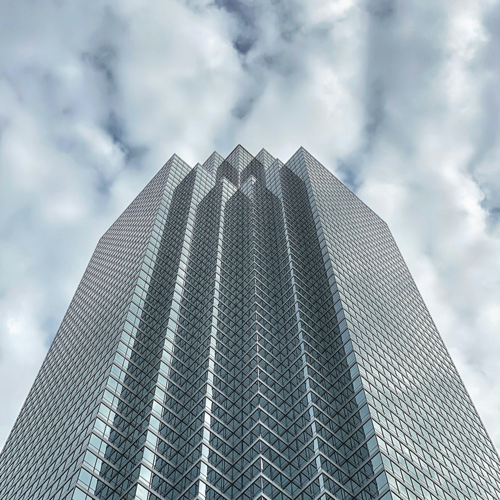 Edificio de hormigón gris bajo el cielo nublado durante el día