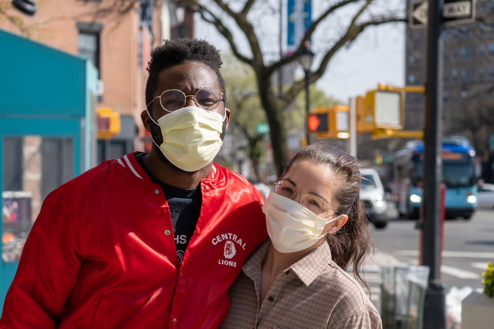 Mann in roter Jacke mit weißer Maske