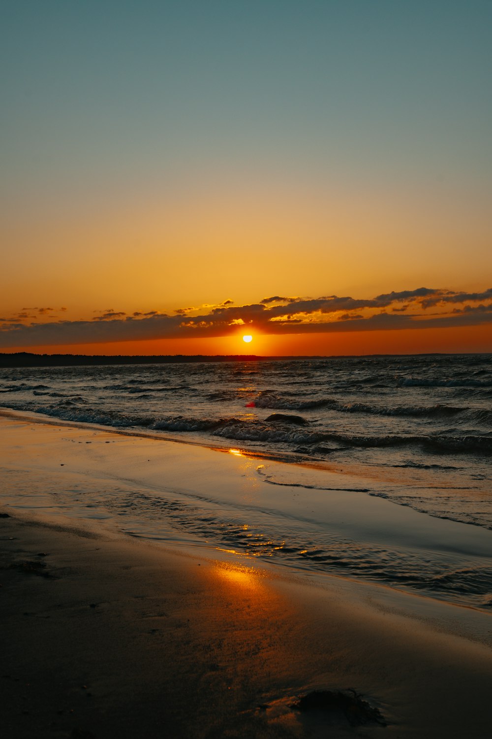 Onde del mare che si infrangono sulla riva durante il tramonto