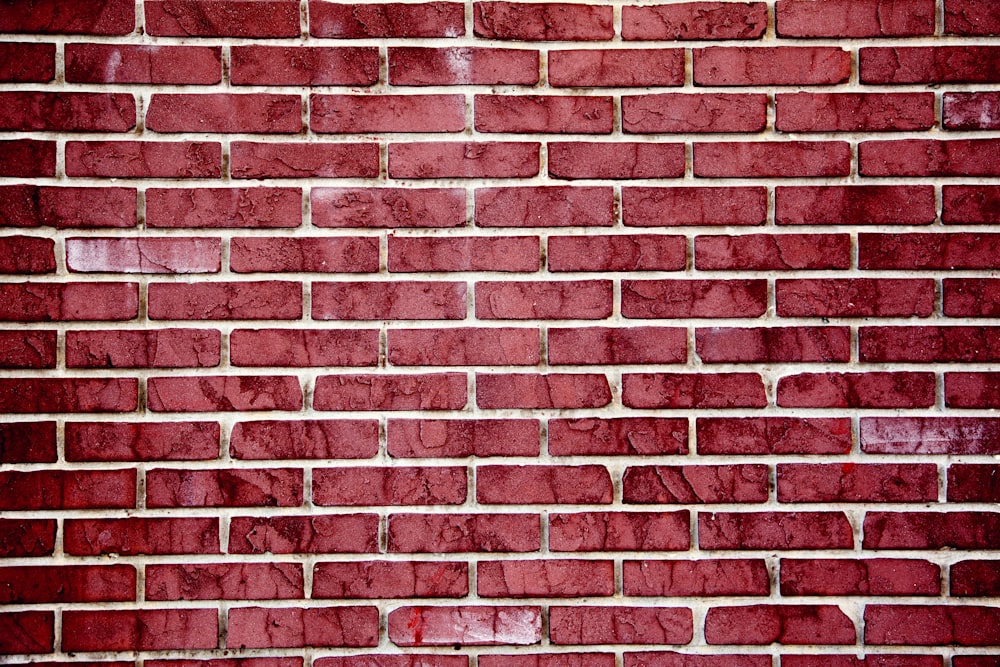 parede de tijolos vermelhos e brancos