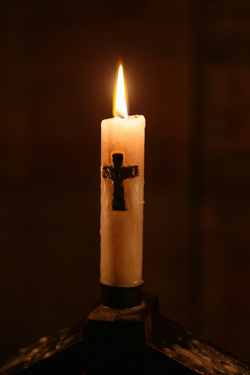 candela accesa in portacandele nere