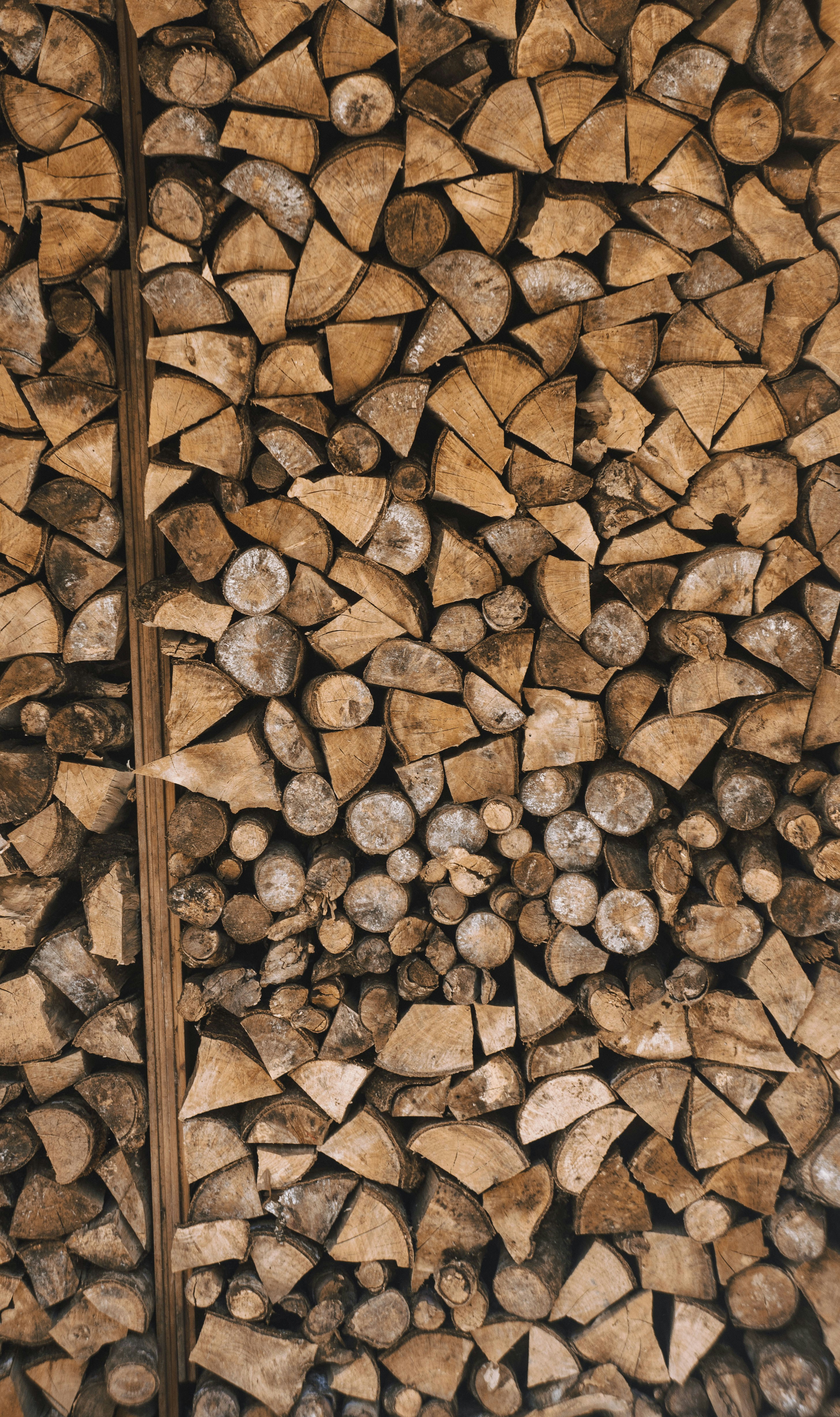 Cadre en bois brun sur sol en brique brune