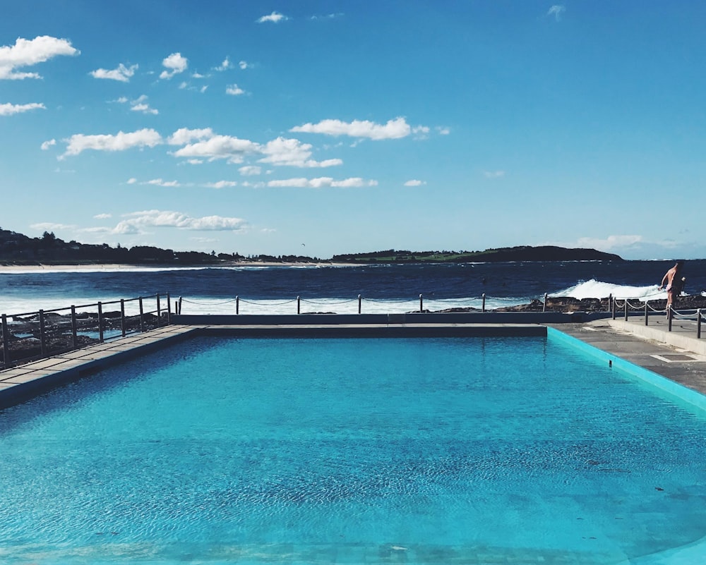 piscina blu sotto il cielo blu durante il giorno