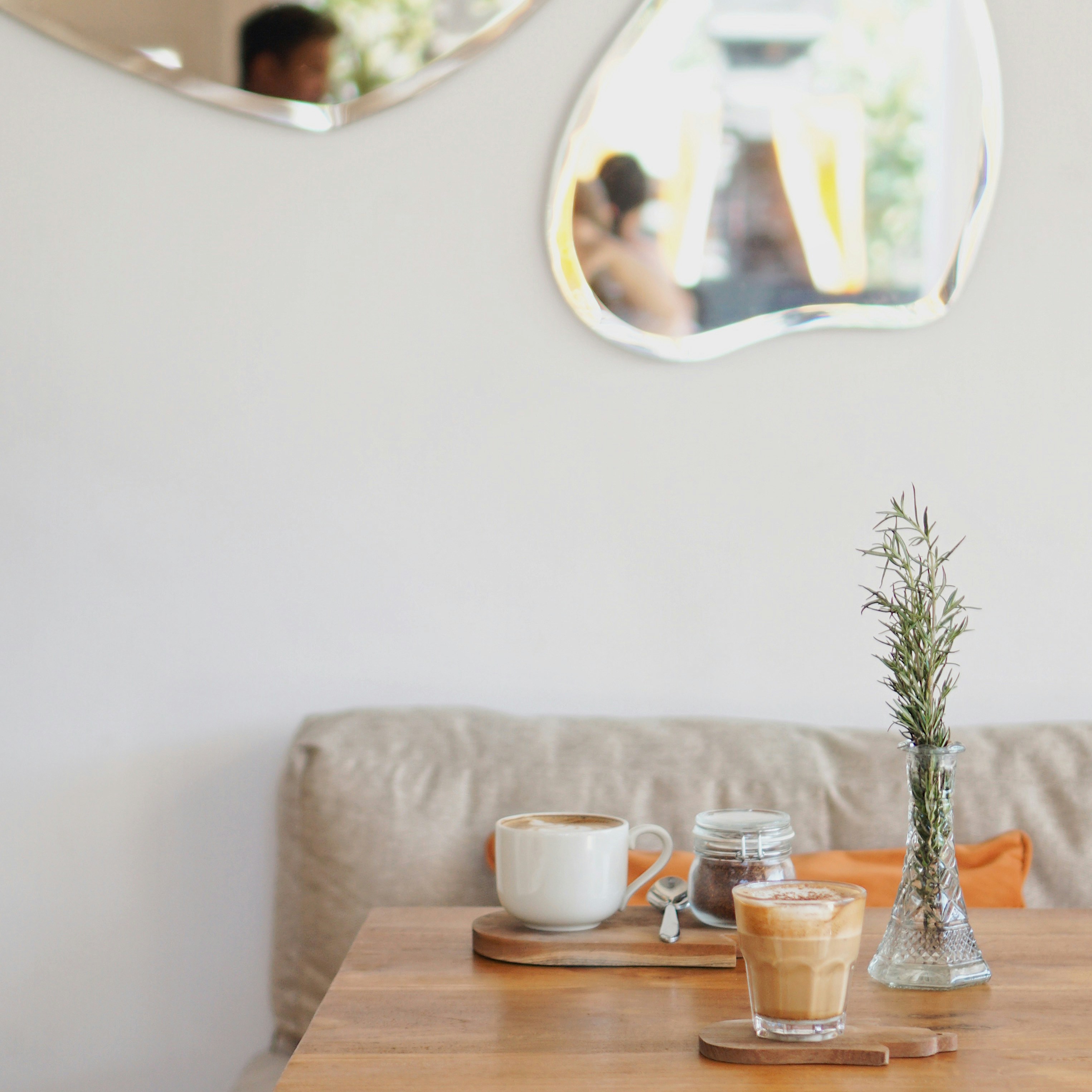 家用电脑绿植办公椅沙发原木色壁画简约设计装修风格