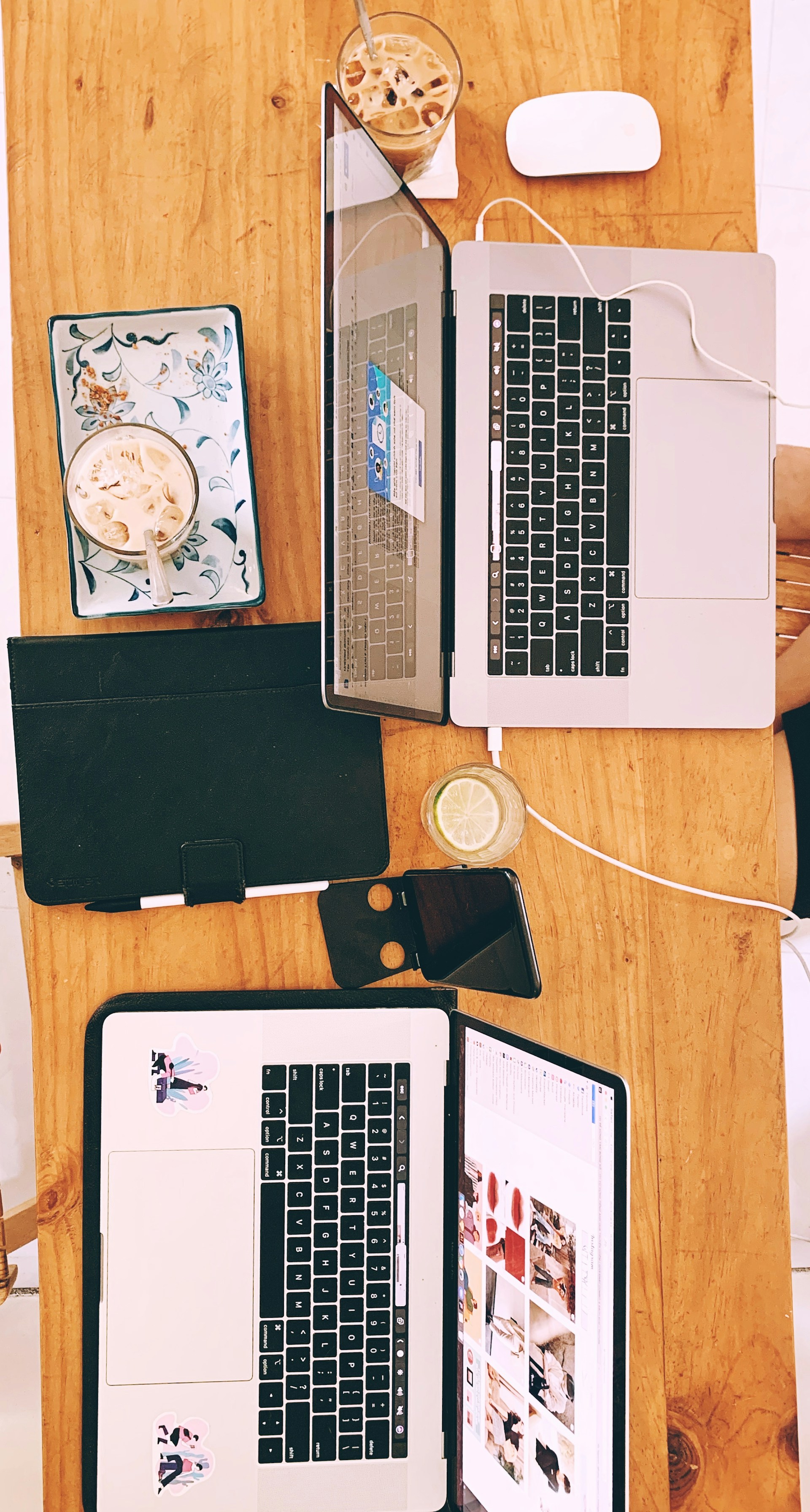 gray computer monitor