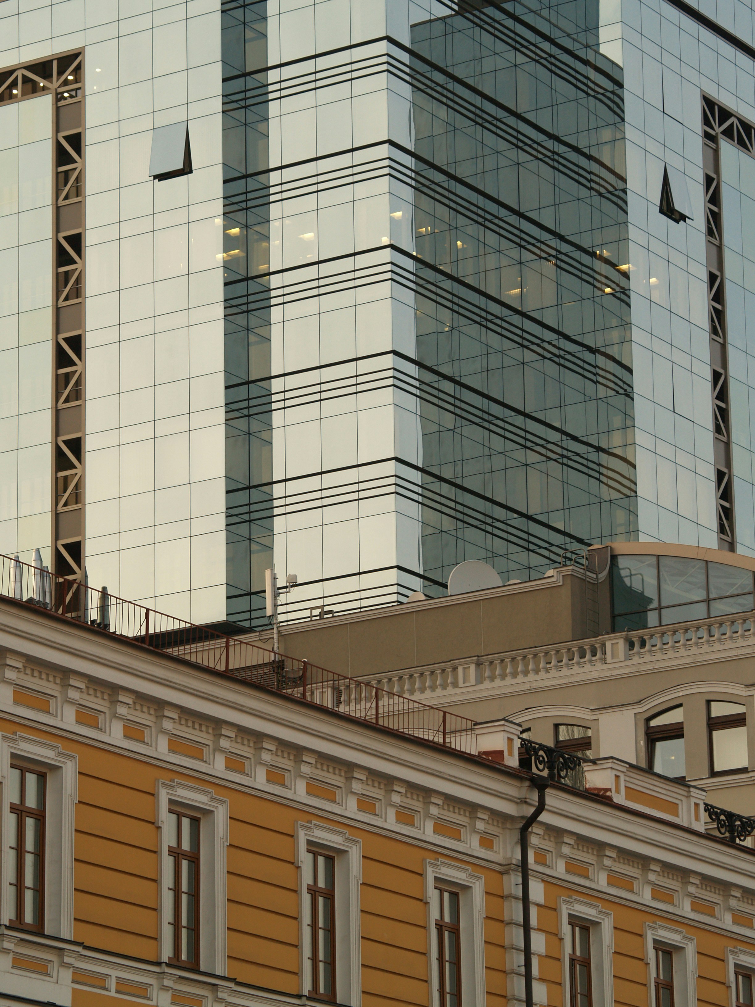 白と茶色のコンクリートの建物