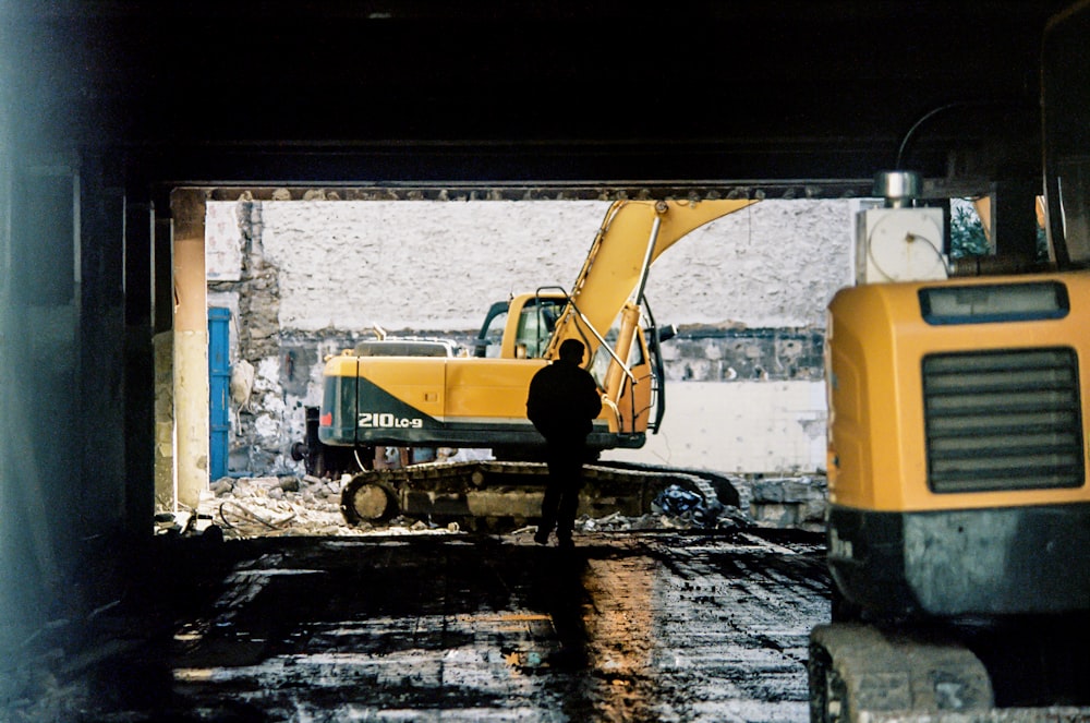 Equipaggiamento pesante giallo e nero