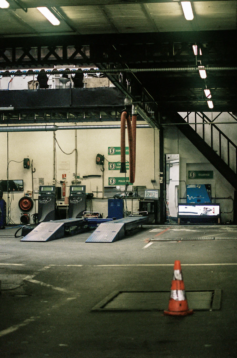 Interior de uma oficina automóvel com elevadores