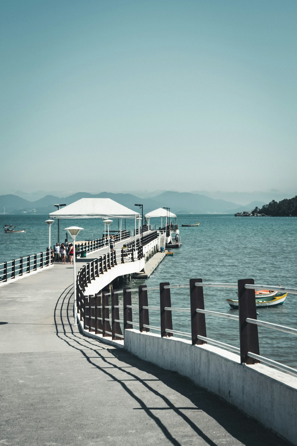 ponte di legno bianco sul mare blu sotto il cielo blu durante il giorno