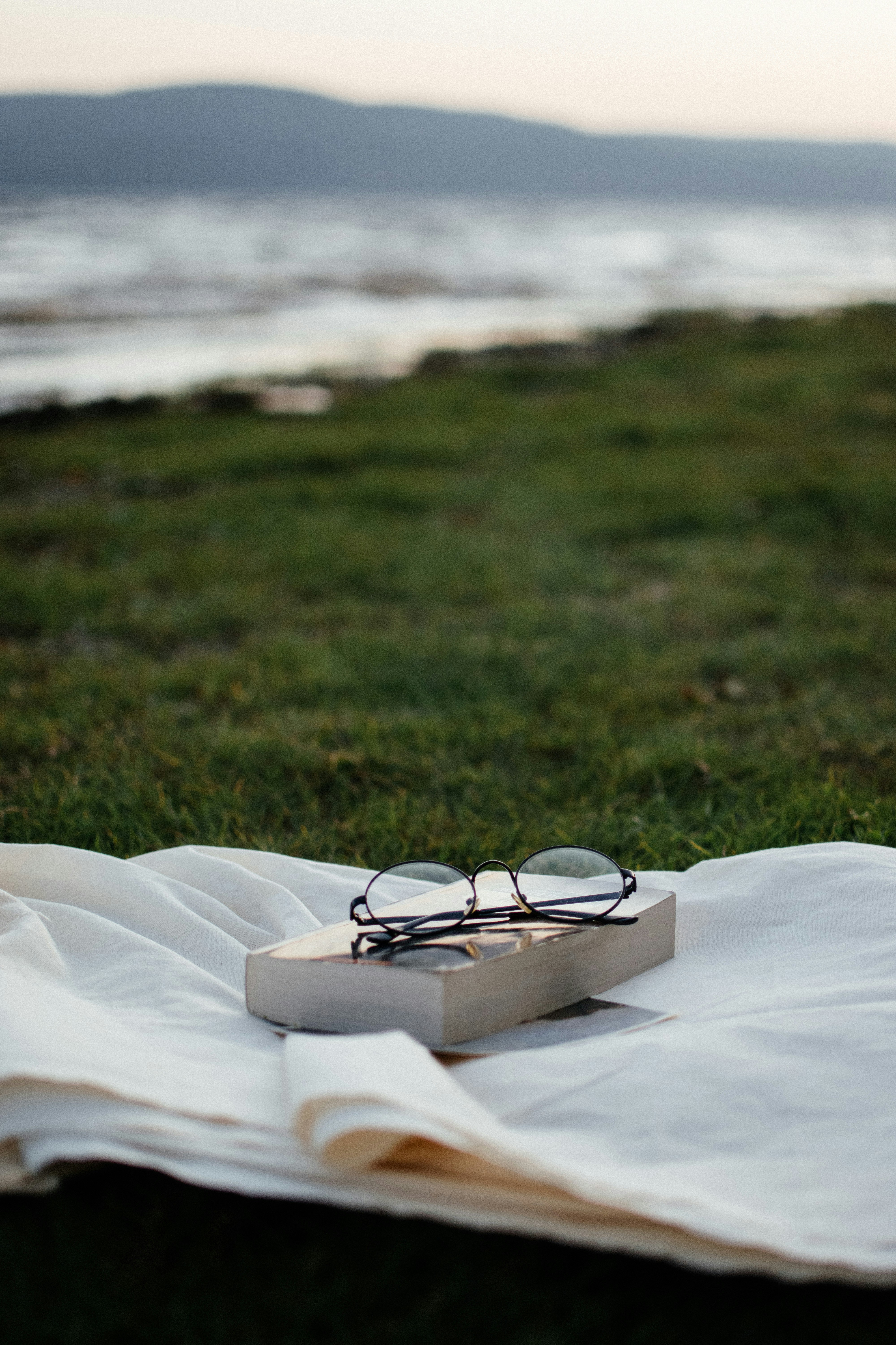 schwarz gerahmte Brille auf weißem Textil