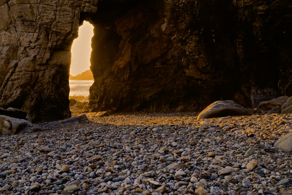 낮 동안 해변에 갈색 암석 형성