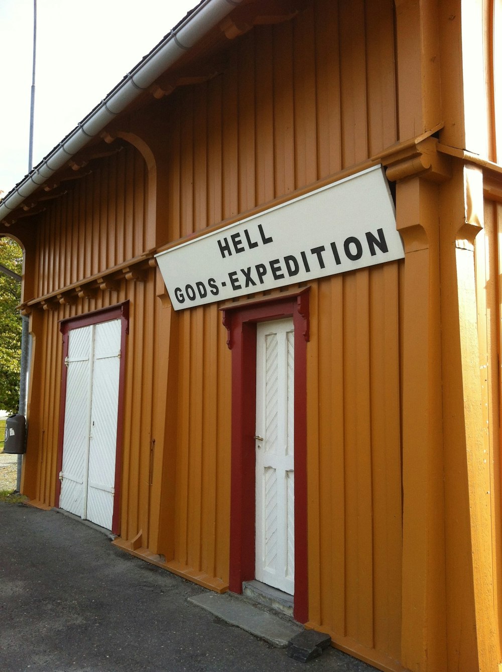 Porte en bois jaune et blanc