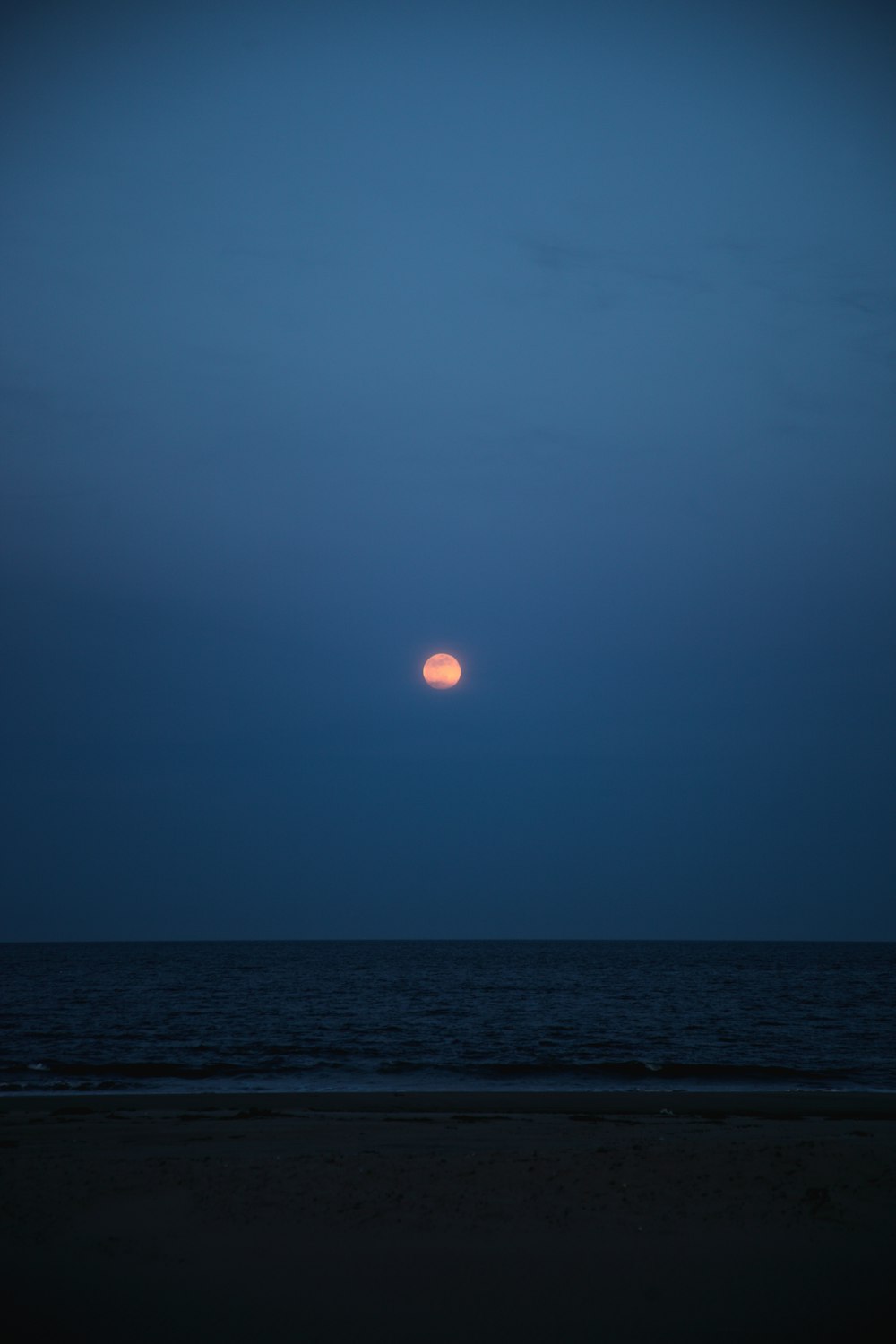 pôr do sol sobre o mar