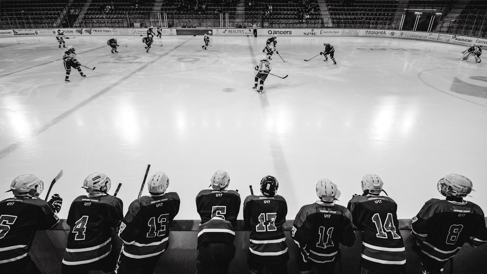 Giocatori di hockey su ghiaccio sul campo di hockey su ghiaccio