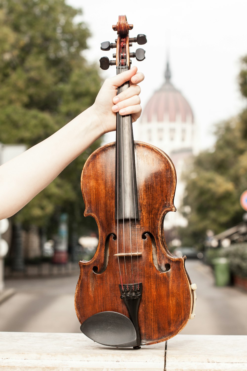 person playing violin during daytime