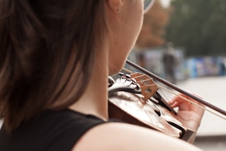 woman violinist playing violin at a wedding ceremony