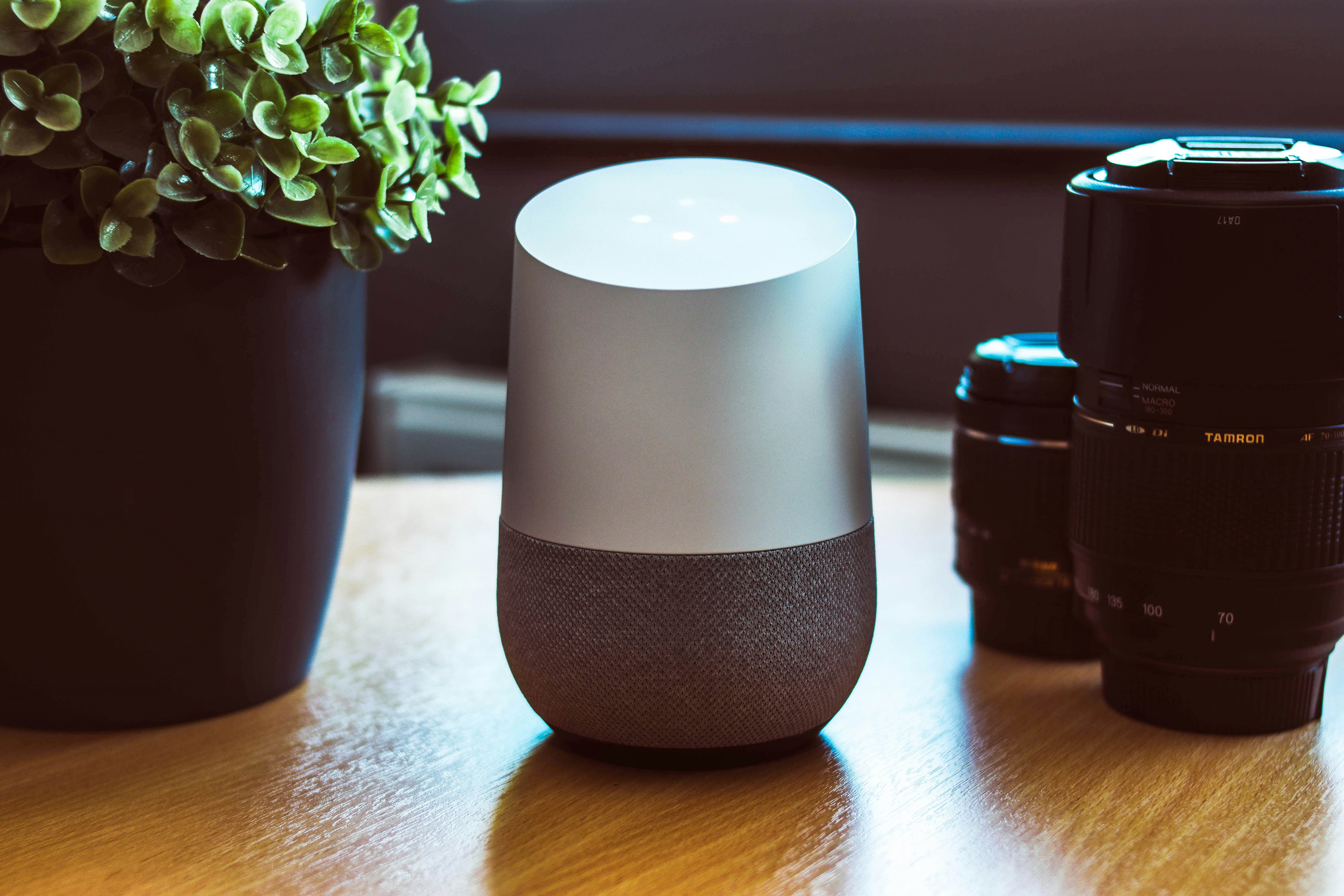 agitador de condimentos de cerámica blanca y negra sobre una mesa de madera marrón