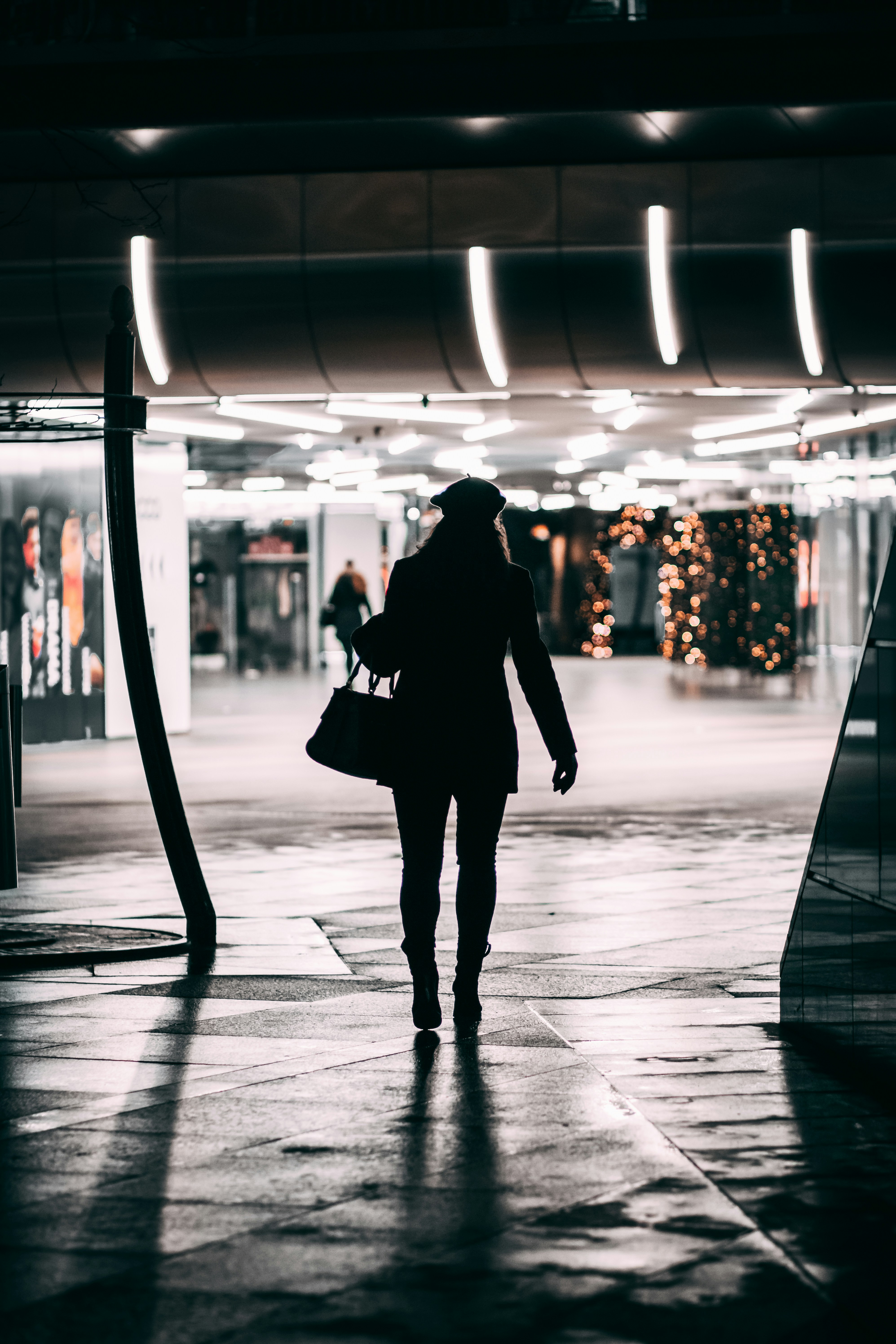 夜間に歩道を歩く女性のシルエットの写真 Unsplashで見つけるロッテルダムの無料写真