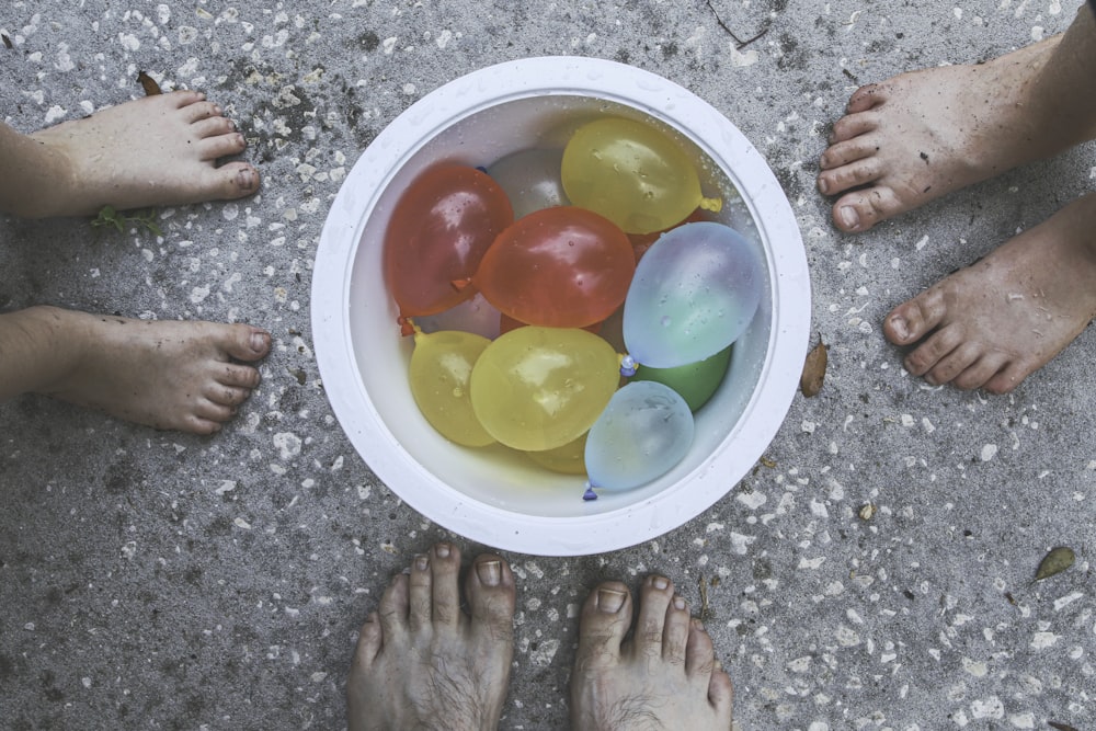 ballons jaunes, rouges, bleus et verts sur assiette ronde blanche