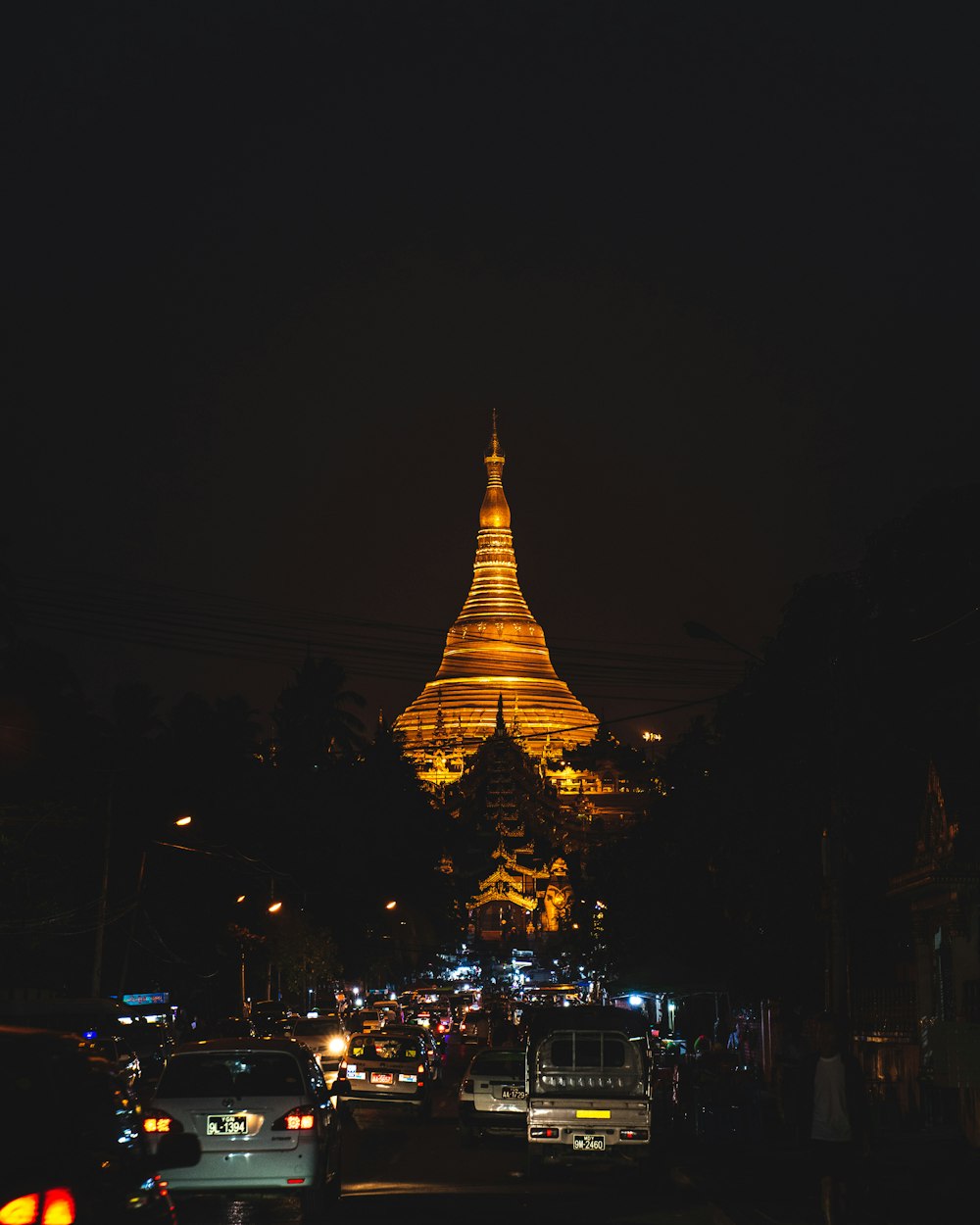 torre iluminada amarela durante a noite