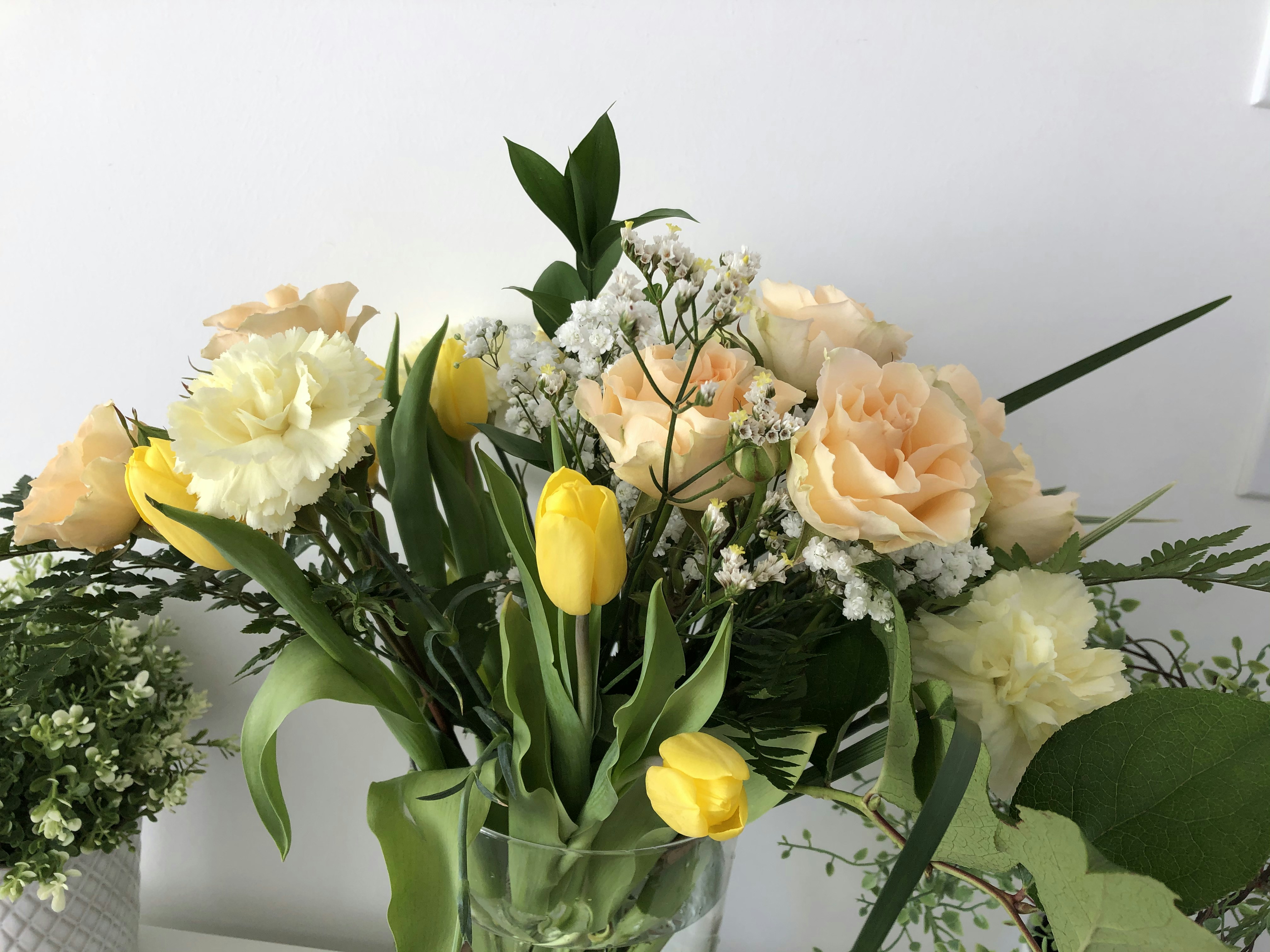 Upea kukkakimppu tilaa kukkia kotiin -palvelusta