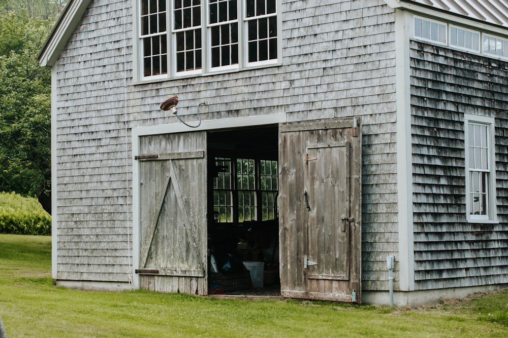 Porte en bois marron sur bâtiment en béton gris