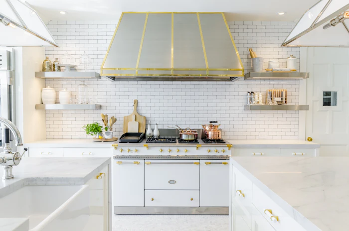 Horno junto a un mueble de cocina blanco