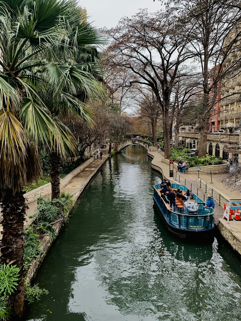 Bote en el río entre los árboles durante el día