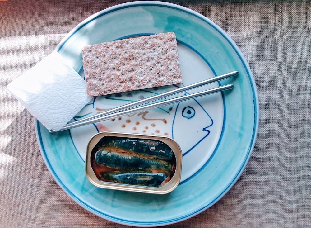 pão fatiado no prato de cerâmica azul