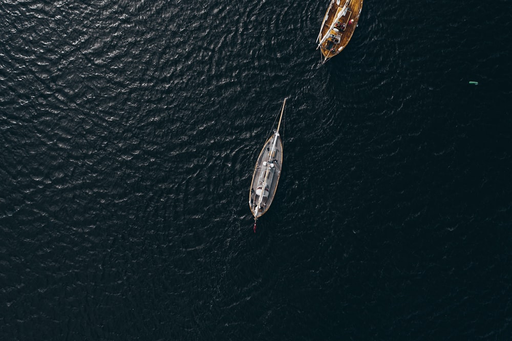 Vista aerea della barca bianca sullo specchio d'acqua durante il giorno