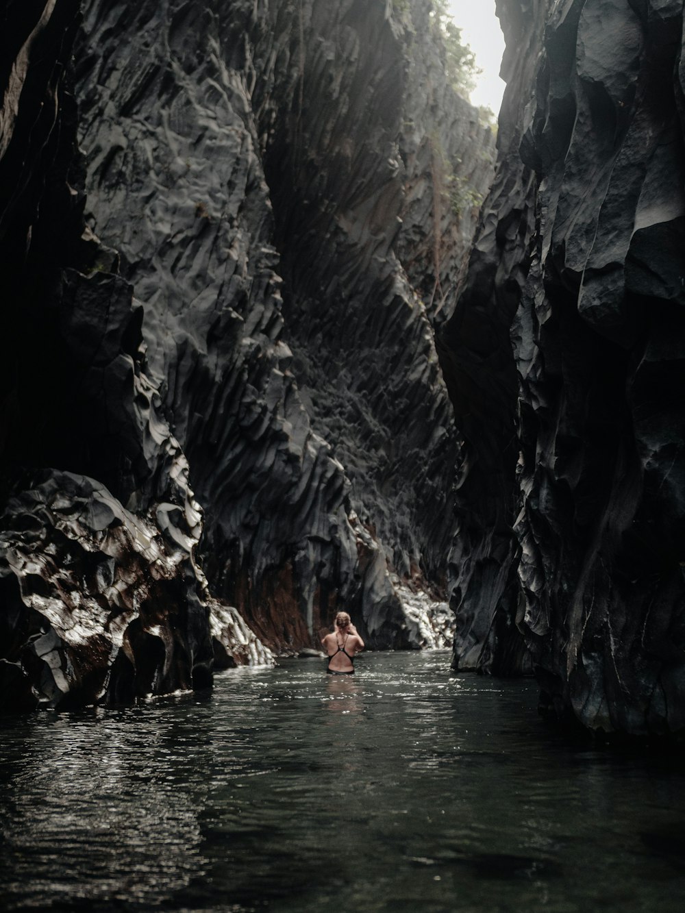 persone che nuotano sul fiume durante il giorno