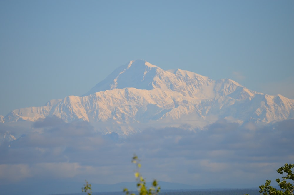 Schneebedeckter Berg tagsüber