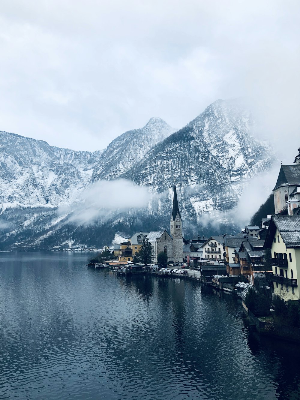 Maisons près d’un plan d’eau et d’une montagne