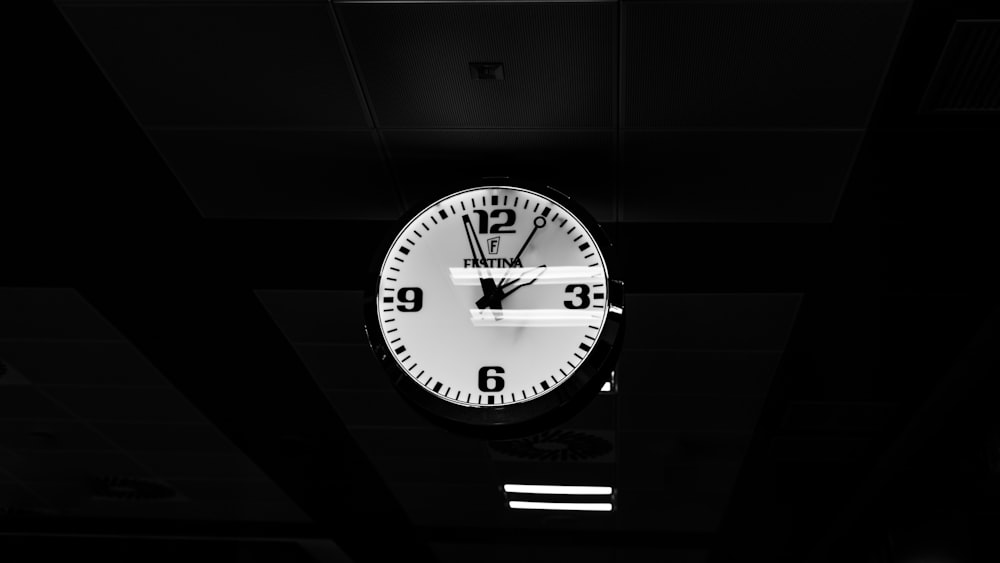Reloj de pared analógico redondo en blanco y negro