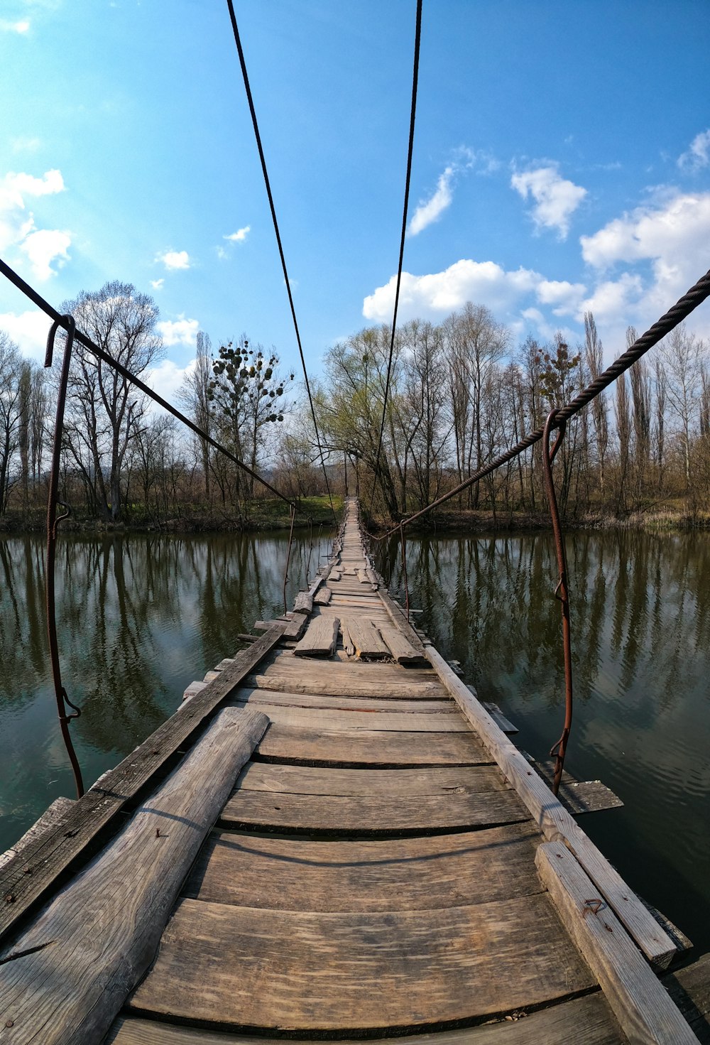 eine Holzbrücke über ein Gewässer