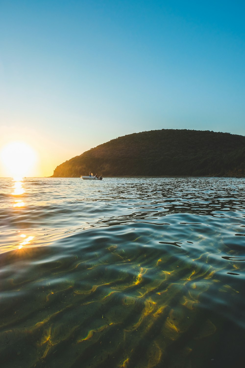 Un cuerpo de agua con una pequeña isla en el fondo