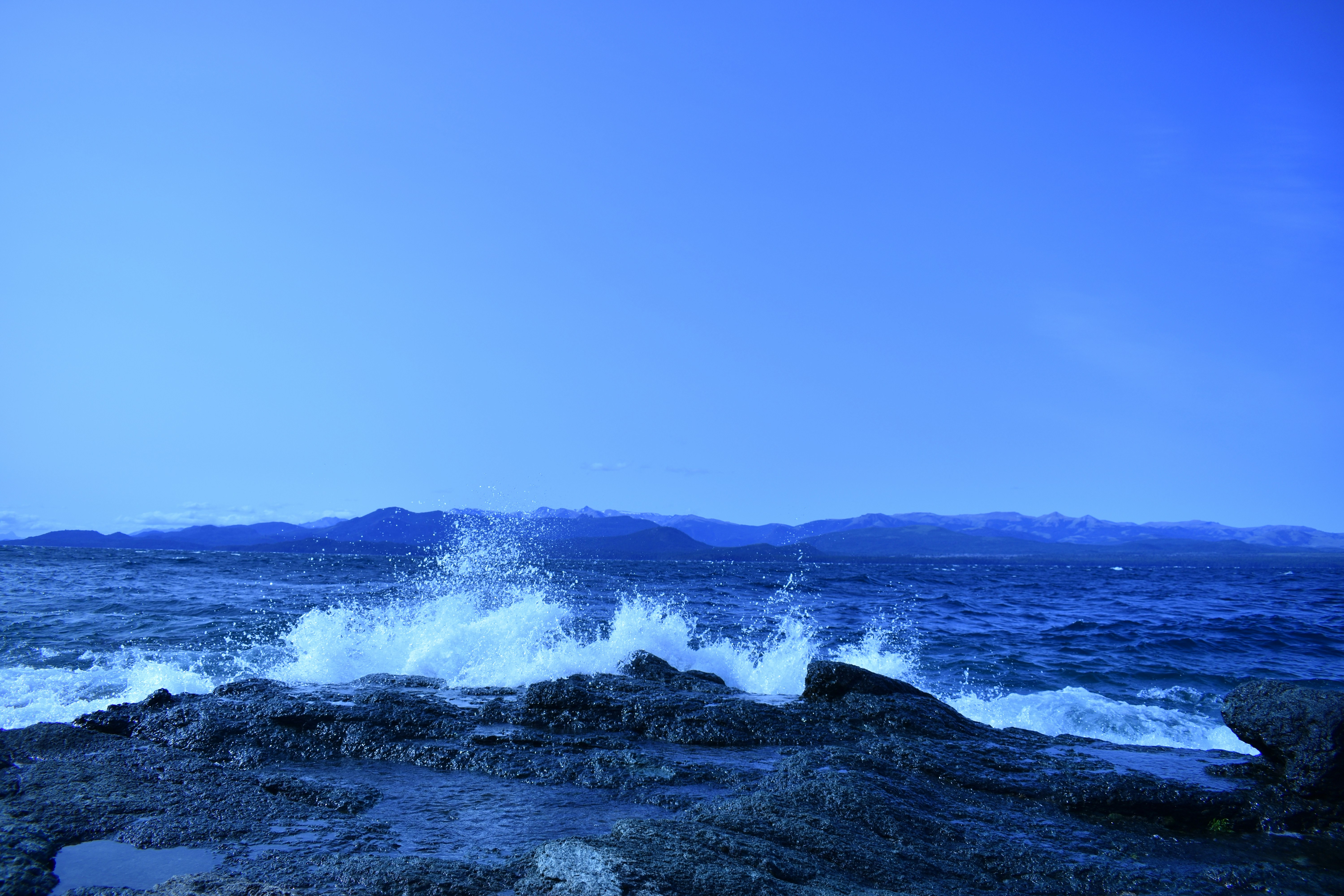 ocean waves crashing on shore during daytime