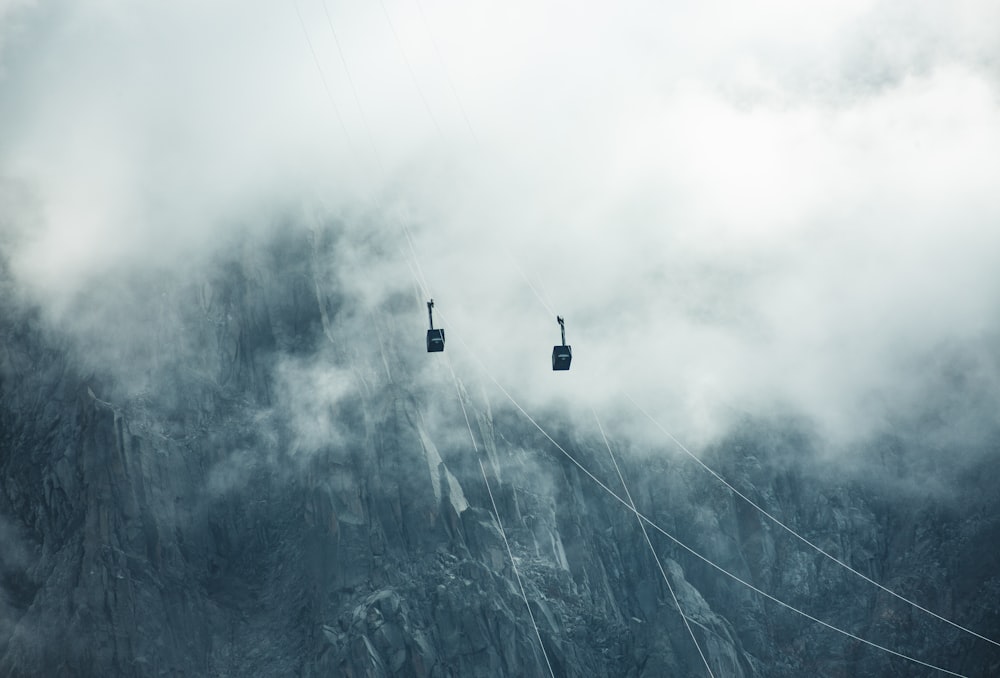 Teleféricos negros sobre una montaña cubierta de nieve