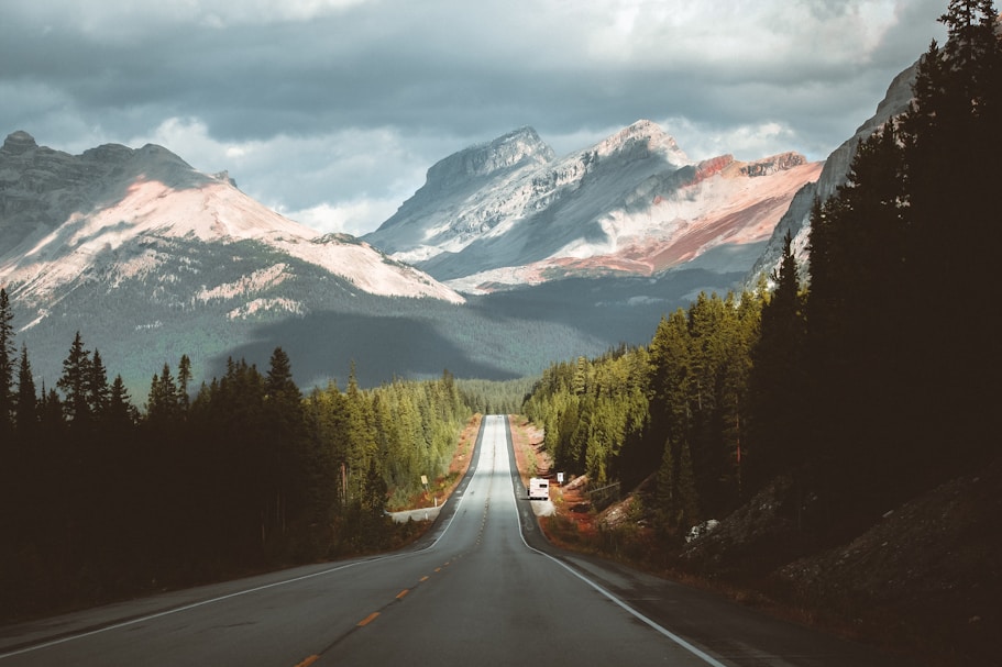 Icefeilds parkway highway on the way to Peyto Lake