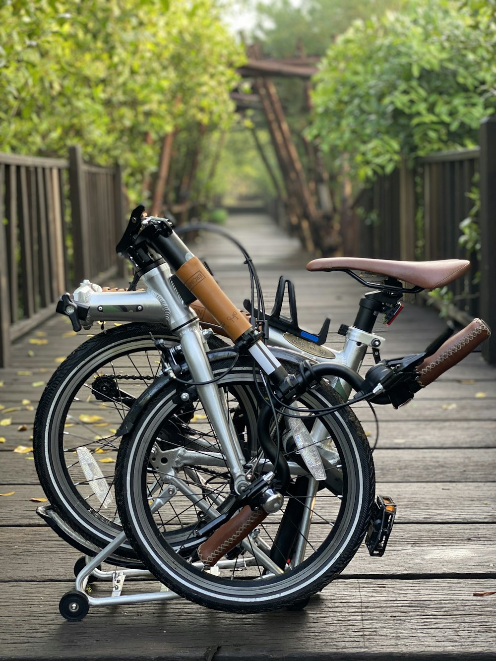 bicicletta nera su pavimento di cemento grigio