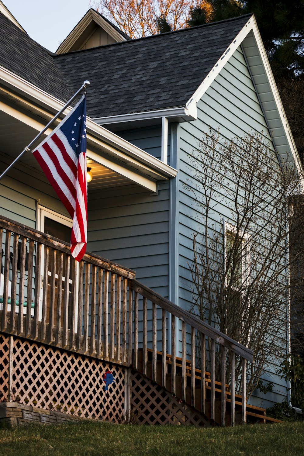茶色の木製の柵に国旗を貼る米国