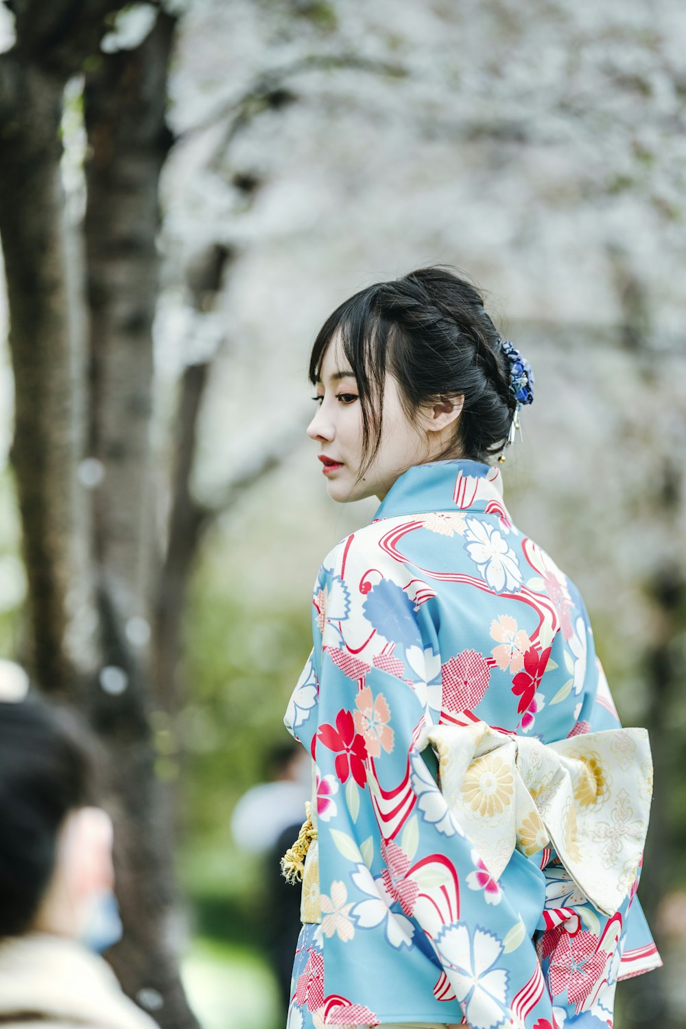 chica con kimono blanco, rojo y azul