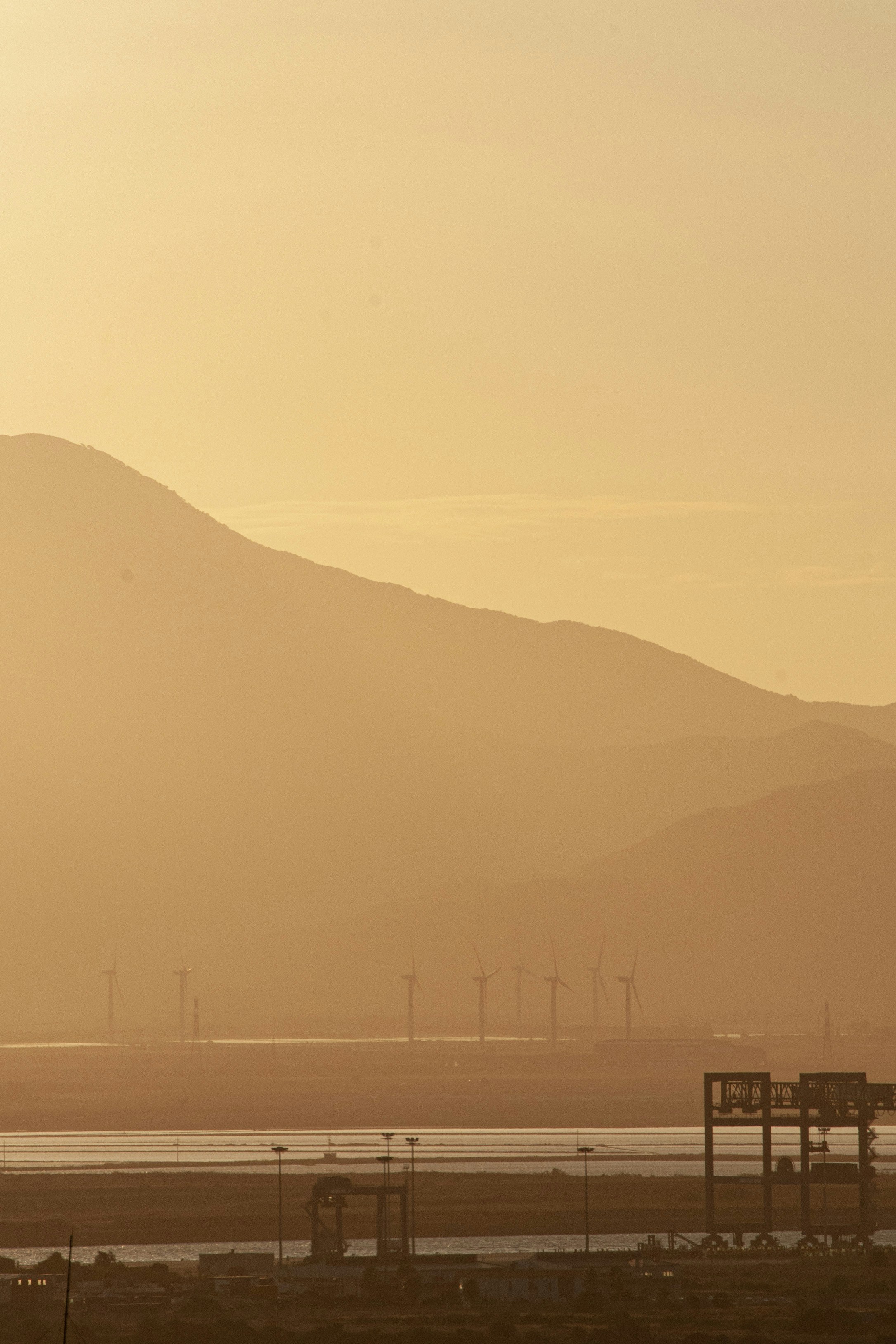 Silhouette des Berges tagsüber