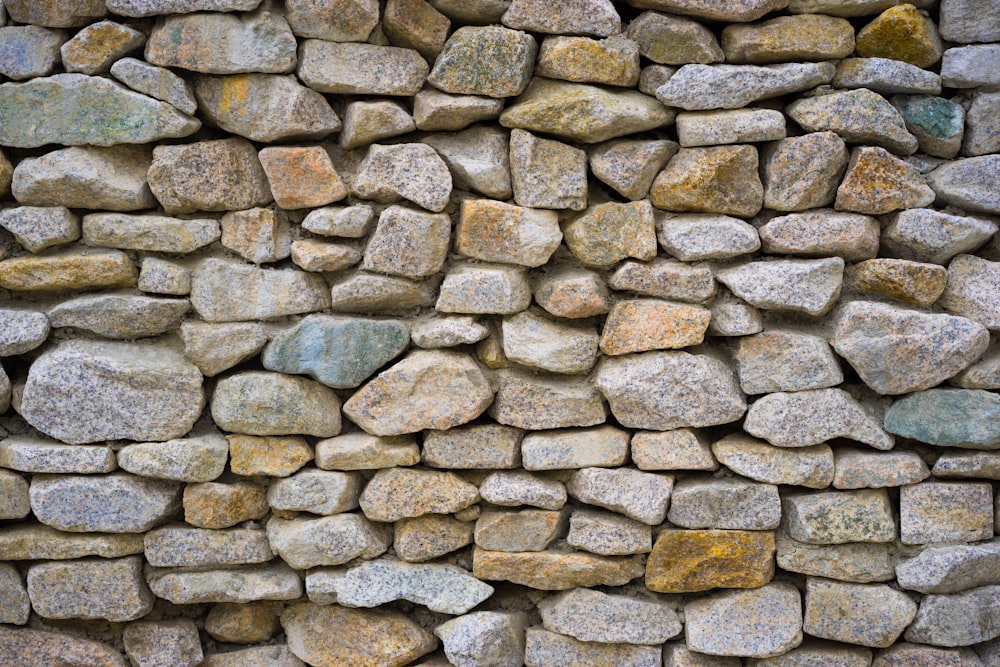 un muro di pietra fatto di rocce e ghiaia