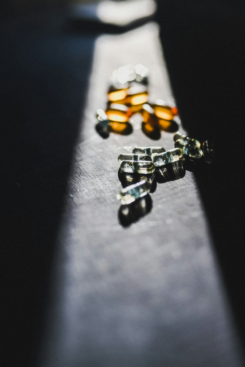 bracelet en perles noires et jaunes